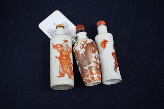 Three Chinese rouge-de-fer snuff bottles, 1820-1900, 7.1cm